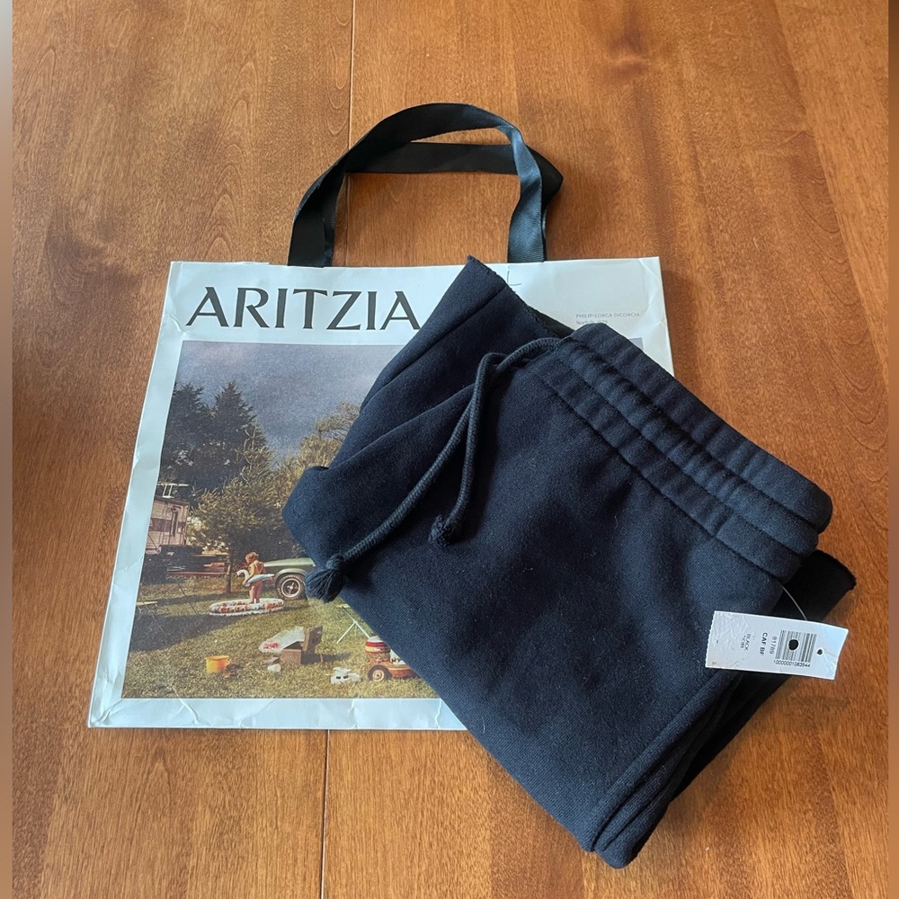 NWT Aritzia TNA Cozy AF Boyfriend fleece sweat shorts in black, size small